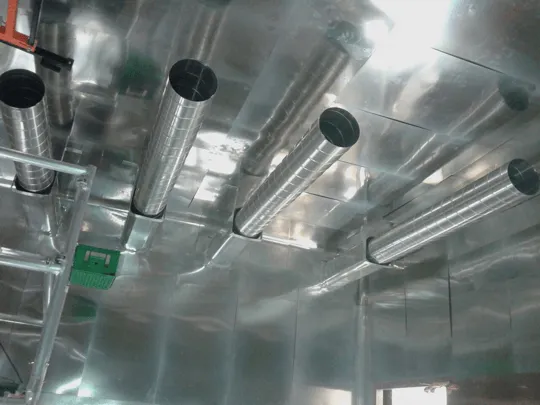 Magnetisch afgeschermde kooi van Faraday met ventilatiecilinders, tijdens de bouw